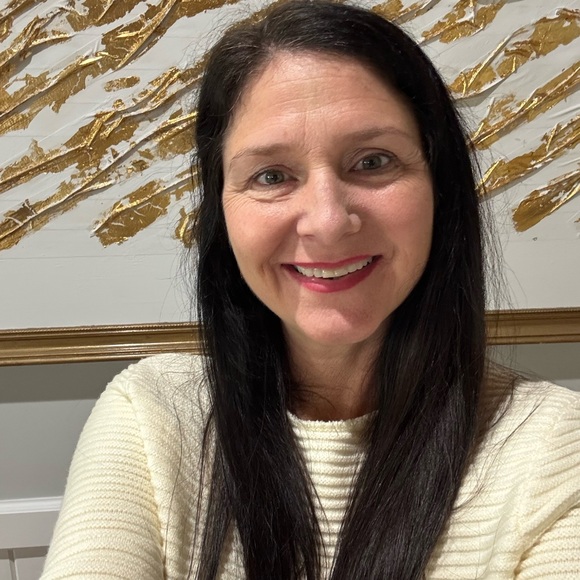 Nola is live!!! Come shop with me - Picture 5 of 6